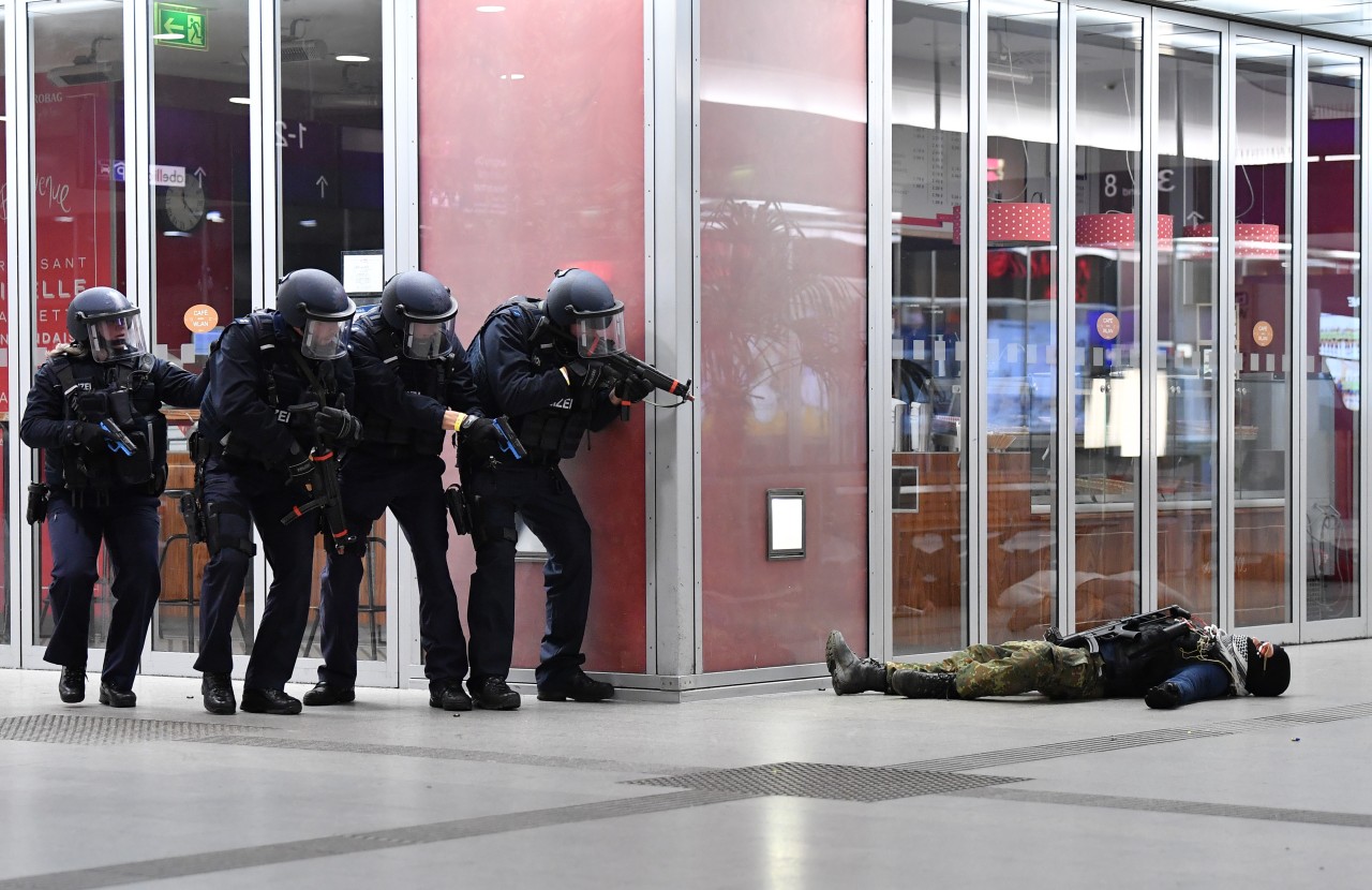 Bei der Übung am Hauptbahnhof in Erfurt simulierte die Polizei einen Terroranschlag.