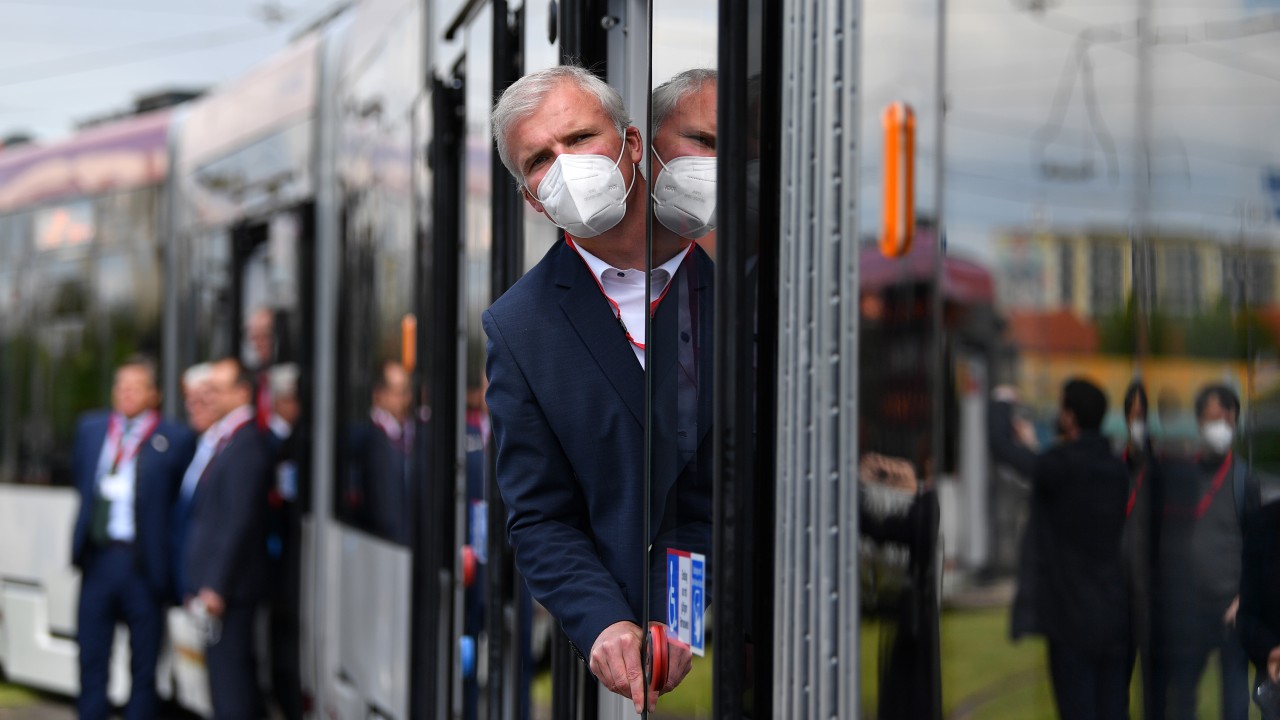 Andreas Bausewein (SPD), Oberbürgermeister von Erfurt, schaut aus einer neuen Straßenbahn vom Typ "Tramlink" der Erfurter Verkehrstriebe, bevor sie ihre sogenannte "Jungfernfahrt" beginnt. 