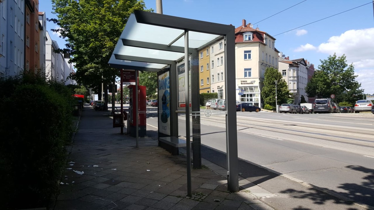 In Erfurt stehen einige Haltestellen-Häuschen abgewandt von der Straße – und dafür Richtung Häuserfassaden.