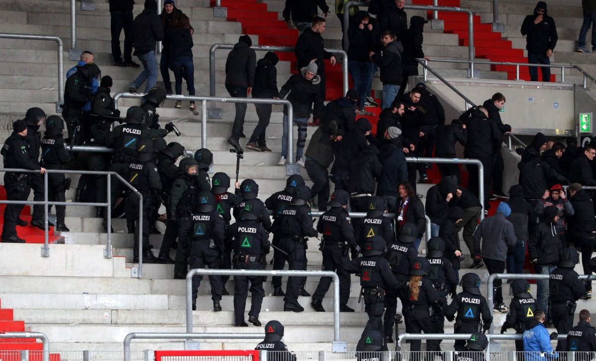 Fan-Ausschreitungen im Steigerwaldstadion in Erfurt