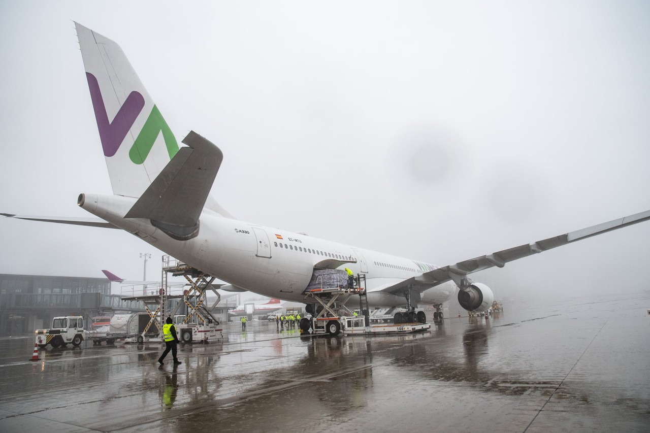 Am Flughafen Erfurt/Weimar ist am Freitag wichtige Fracht verladen worden.