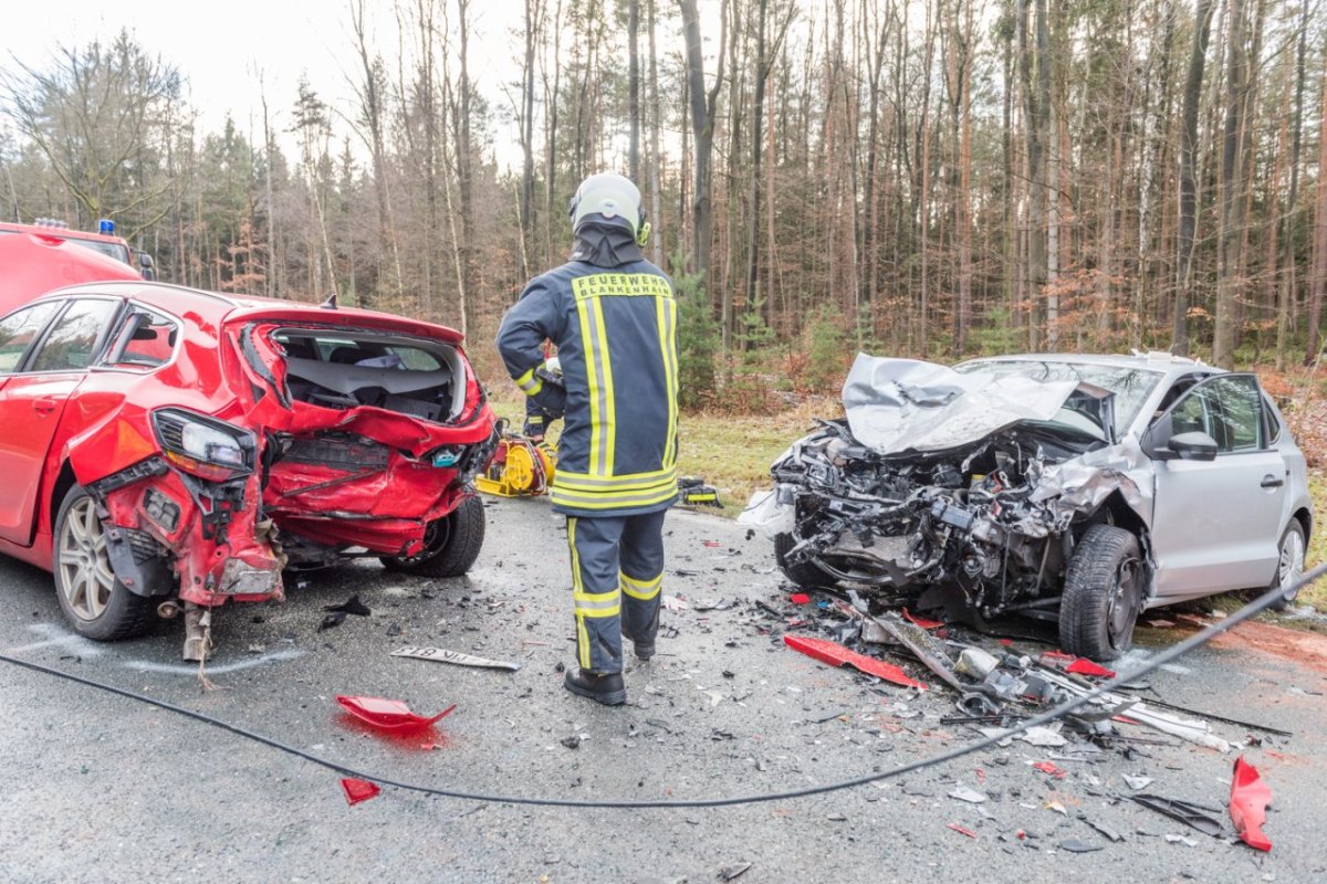 Frau stirbt bei Unfall auf B85