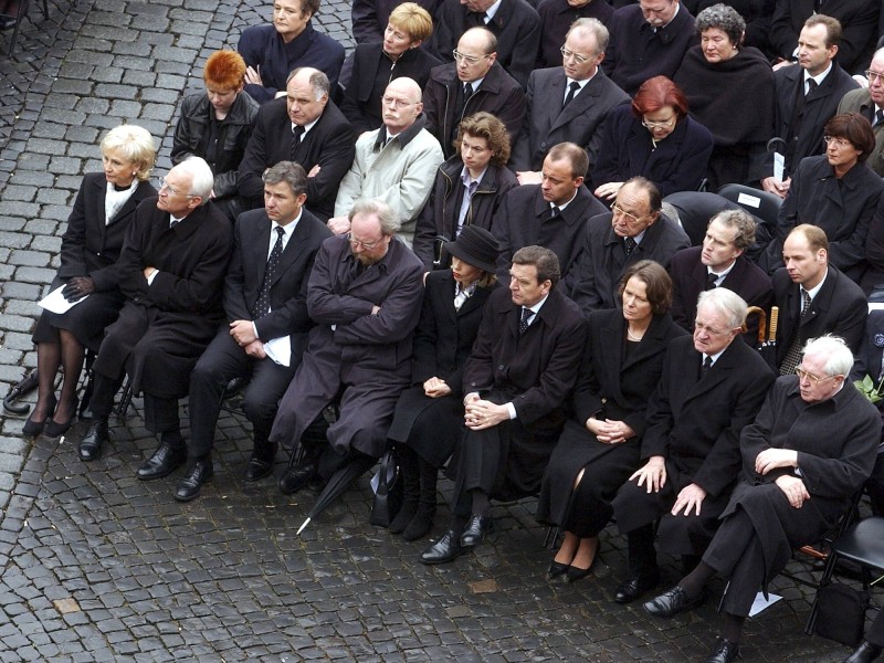 Trauergäste während eines Gedenkgottesdienstes zu Ehren der Opfer des Amoklaufs am Gutenberg-Gymnasium in Erfurt - Vordere Reihe v.l.n.r.: Karin Stoiber, Edmund Stoiber, Klaus Wowereit, Wolfgang Thierse, Doris Schröder-Köpf, Altbundeskanzler Gerhard Schröder, Christina Rau, Bundespräsident Johannes Rau  und der damalige Ministerpräsident von Thüringen Bernhard Vogel.