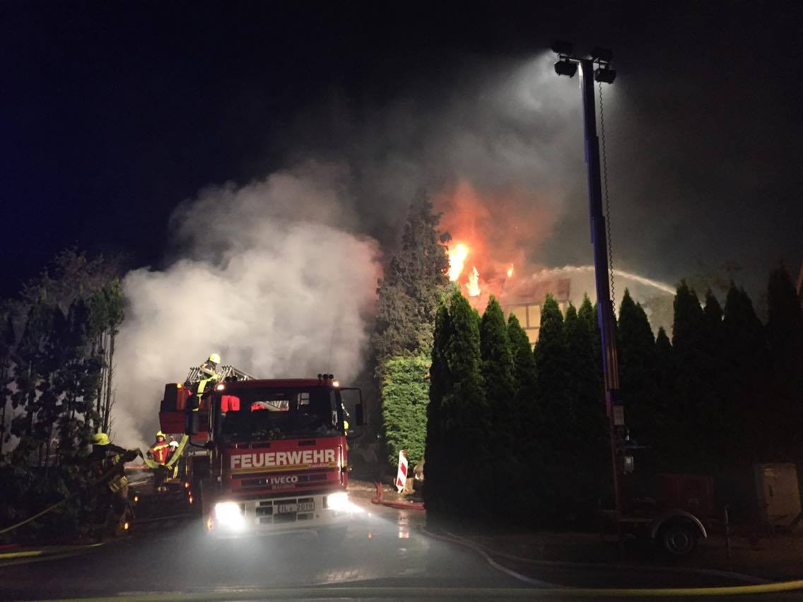 Die Feuerwehr kämpft in Gehren gegen die Flammen an.