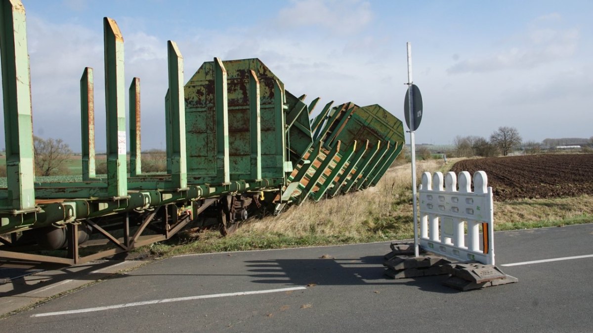 Güterwaggons umgekippt