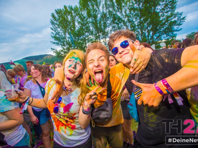 Am Samstag (22.06.2019) wurde es bunt am Strandschleicher Jena, denn das HOLI Farbfestival machte Halt. Mit fetten Acts auf der Büne und gut gelaunten Gästen wurde bis in die Nacht hinein gefeiert und sich mit Farbe beschmissen. Als kleine Überraschung bekam DJ Flo Höhn während seines Gigs einen Heiratsantrag. (Fotos: Tom Wenig)