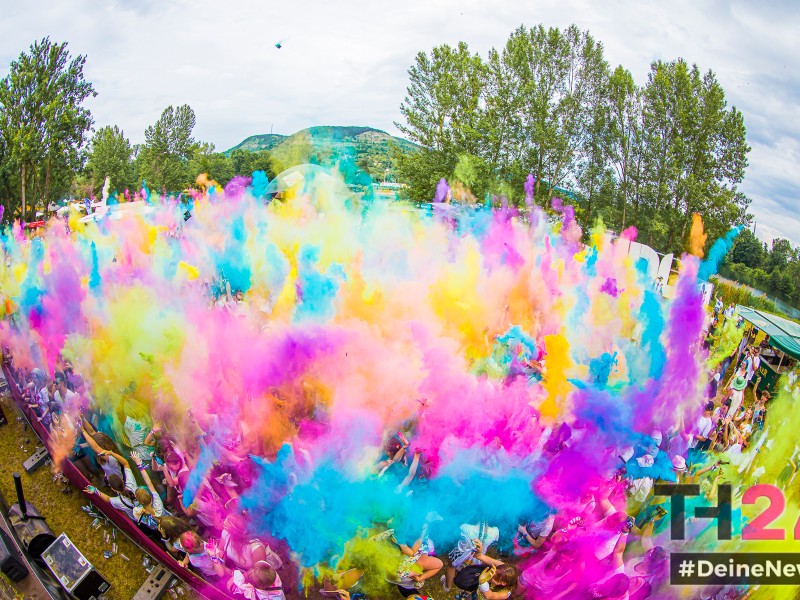 Am Samstag (22.06.2019) wurde es bunt am Strandschleicher Jena, denn das HOLI Farbfestival machte Halt. Mit fetten Acts auf der Büne und gut gelaunten Gästen wurde bis in die Nacht hinein gefeiert und sich mit Farbe beschmissen. Als kleine Überraschung bekam DJ Flo Höhn während seines Gigs einen Heiratsantrag. (Fotos: Tom Wenig)