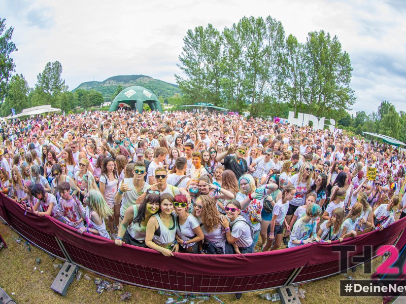 Am Samstag (22.06.2019) wurde es bunt am Strandschleicher Jena, denn das HOLI Farbfestival machte Halt. Mit fetten Acts auf der Büne und gut gelaunten Gästen wurde bis in die Nacht hinein gefeiert und sich mit Farbe beschmissen. Als kleine Überraschung bekam DJ Flo Höhn während seines Gigs einen Heiratsantrag. (Fotos: Tom Wenig)