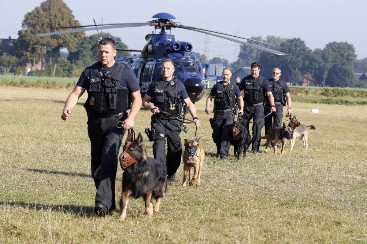 Hundestaffel Spürhund Hubschrauber Suchaktion