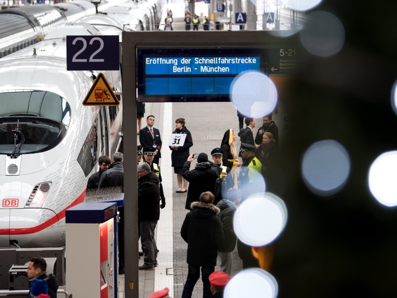 Ein Sonderzug der Deutschen Bahn (DB) steht am 08.12.2017 kurz vor seiner Abfahrt nach Berlin am Hauptbahnhof in München. Die Deutsche Bahn feiert am 08.12.2017 die Eröffnung ihrer neuen Schnellfahrstrecke von München nach Berlin. Der ICE-Sprinter schafft die Strecke München - Berlin nach Angaben der Bahn künftig in knapp vier Stunden. Foto: Sven Hoppe/dpa +++(c) dpa - Bildfunk+++