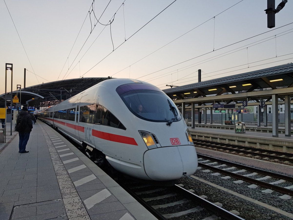 ICE im Hauptbahnhof Erfurt