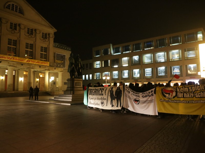 Zwischenkundgebung auf dem Theaterplatz.