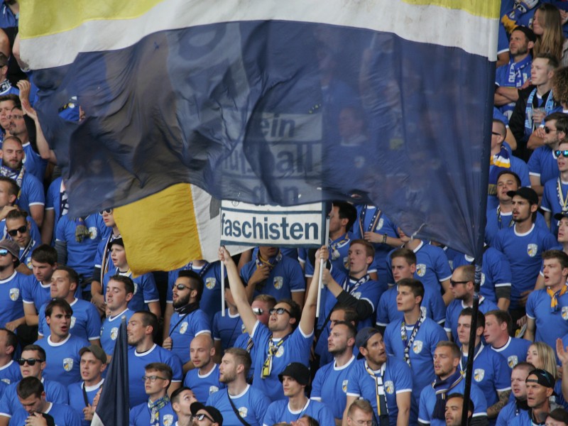 Es ist die Mutter aller Fußball-Derbys im Freistaat. Am Samstag war endlich wieder Derbyzeit. Der FC Rot-Weiß Erfurt holte gegen den FC Carl Zeiss Jena trifft. nicht nur den inoffiziellen Titel als Thüringens Nummer Eins sondern auch seine ersten drei Punkte der Saison.  Alle Fotos: Axel Heyder