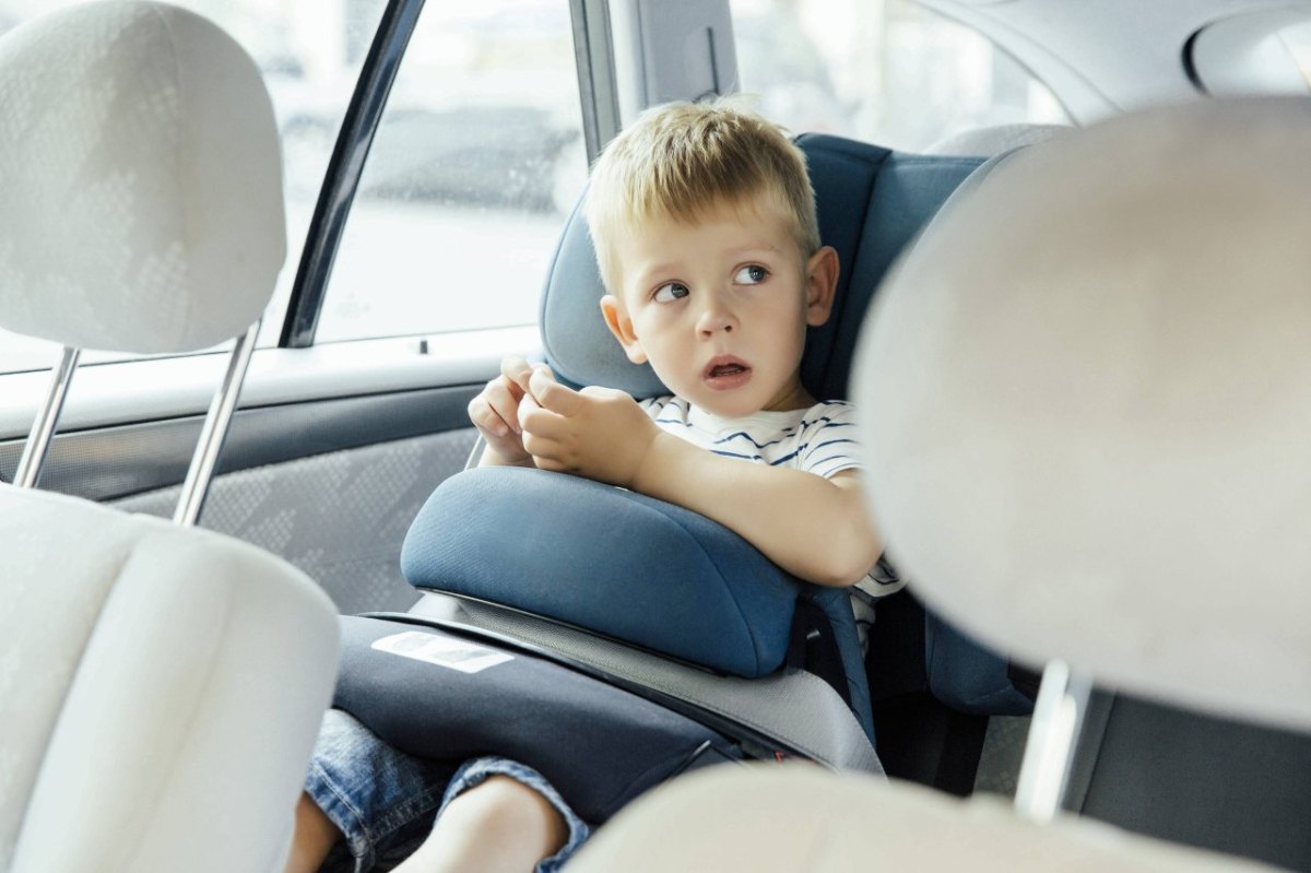 Kindersitz Auto Kind Junge.jpg