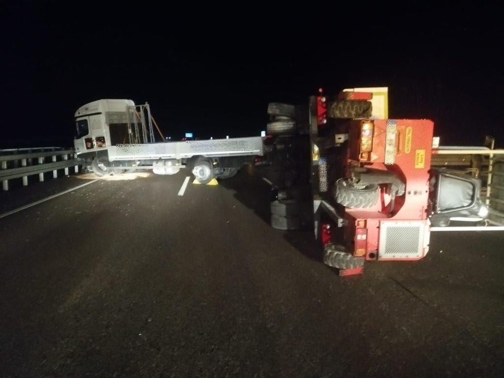 Auf der A4 bei Erfurt ist es zu einem heftigen Crash gekommen: Ein Lkw ist dabei umgekippt. 