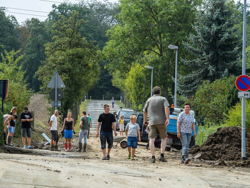 Eine Schlammlawine hat sich durch Tiefurt, einen Ortsteil von Weimar, gewälzt. Das Erdreich hatte sich am Freitagabend (17.08.2018) gelöst, als ein schweres Unwetter über die Region zog. Ein kurzer, aber heftiger Starkregen spülte das Material von einem Feld durch mehrere Grundstücke. Am Tag danach machten sich die Anwohner an die Aufräumarbeiten. Das Unwetter hatte auch an anderen Stellen in Weimar für Schäden gesorgt. So stürzte in der Innenstadt in einer Wohnung durch Wassereinbruch eine Zimmerdecke ein; von Bäumen brachen viele Äste ab, in einen davon fuhr ein Linienbus. Der Park an der Ilm sowie die Parks in Tiefurt und Belvedere wurden gesperrt.