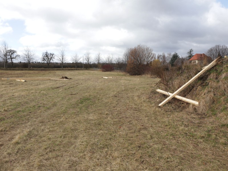 Das kleinere Kreuz wurde am Sonntag aufgestellt, nachdem das zehn Meter große Kreuz das erste Mal gefällt wurde.