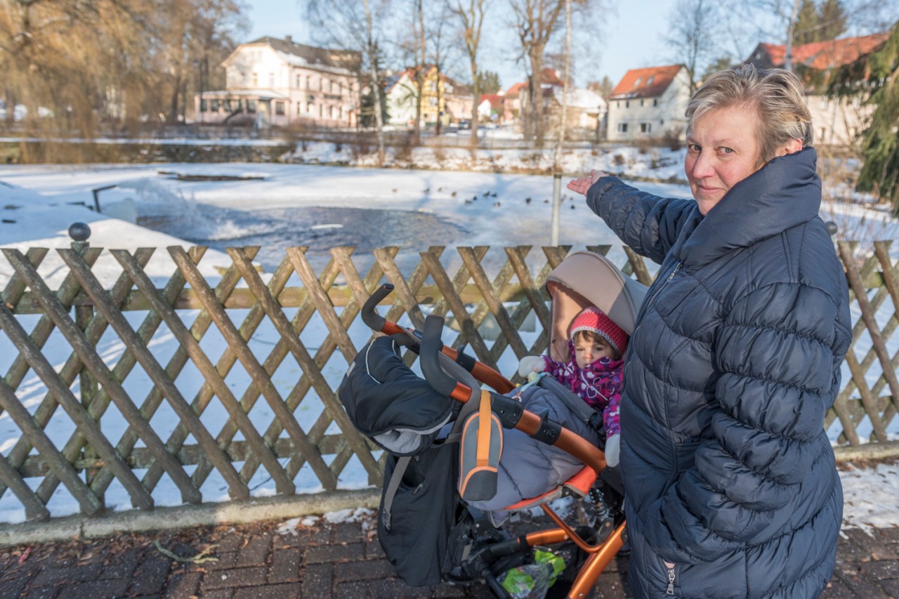 Die Mutter und das Kind der Hunderetterin aus Blankenhain. In diesem Teich wäre der Hund fast erfroren.