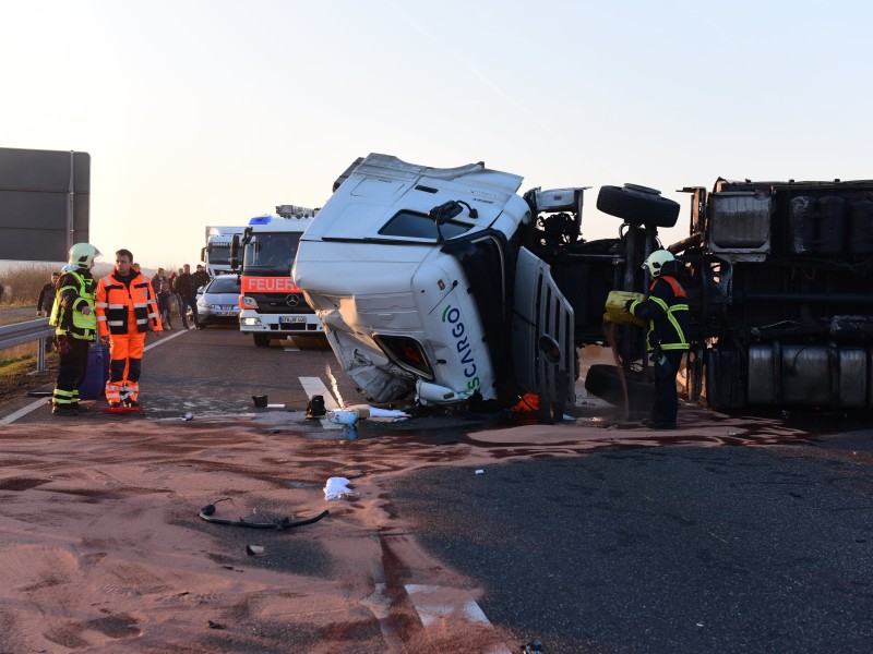 Am Freitagnachmittag (16.12.2016) ist ein Lkw auf der A4 bei Gotha  ins Schleudern gekommen. Dabei riss der Anhänger ab und kippte das Fahrzeug um. Der Unfall sorgte für einen kilometerlangen Stau. (Fotos: Uwe-Jens Igel)