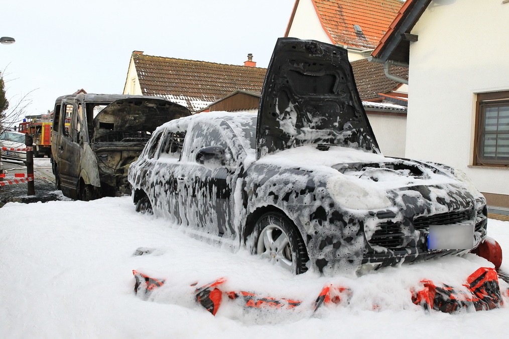 Mit Schaum löschte die Feuerwehr die Flammen.