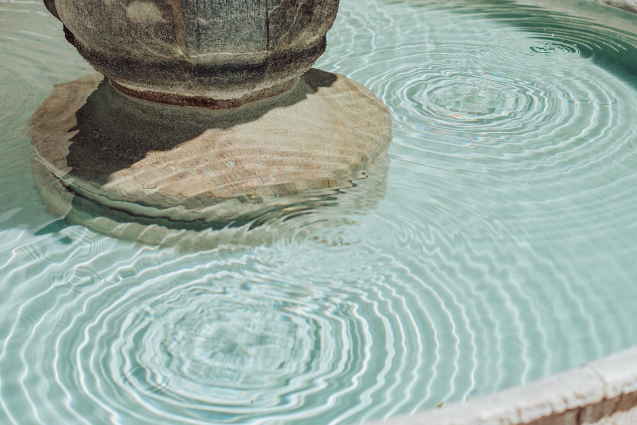 In Nordhausen warf der Junge Steine in einen Brunnen. Das brachte den Rentner zum Ausrasten. (Symbolbild)