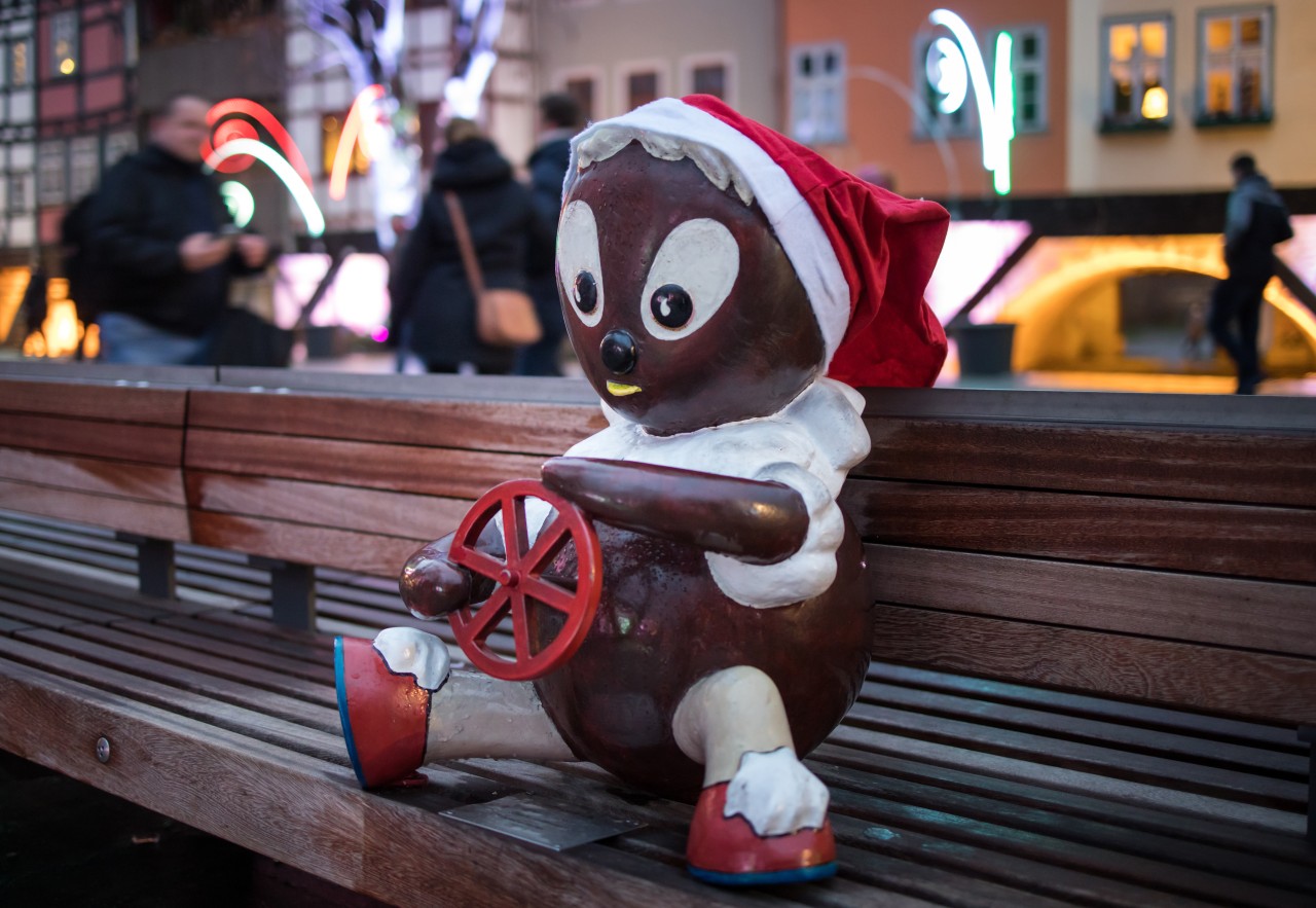 Pittiplatsch bekam, nach dem Überfall vor zwei Jahren, vorübergehend eine Weihnachtsmütze aufgesetzt. Mittlerweile ist seine eigene Kapitänsmütze wieder an Ort und Stelle.