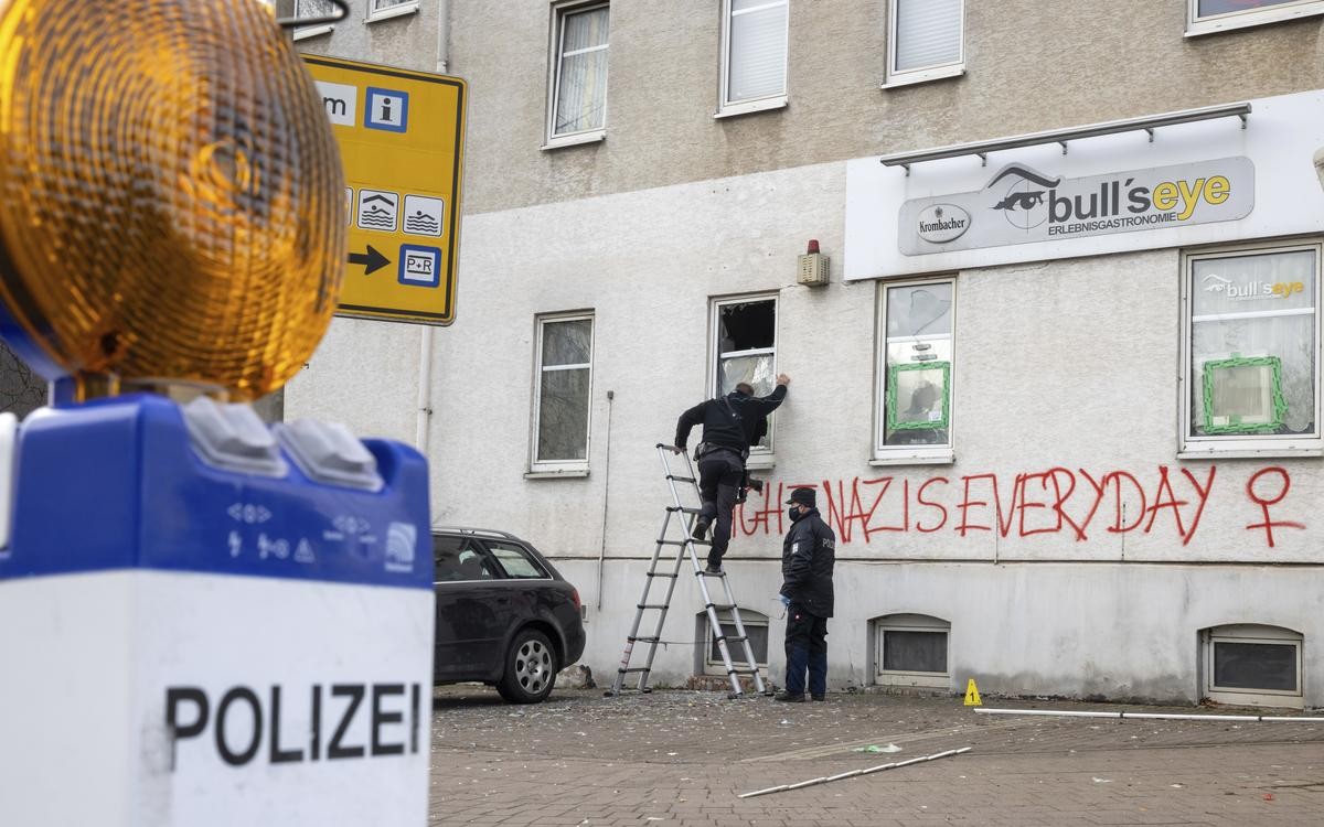 Polizisten untersuchen ein Haus, in dem es zu einer Explosion gekommen war. Polizisten untersuchen ein Haus, in dem es zu einer Explosion gekommen war.