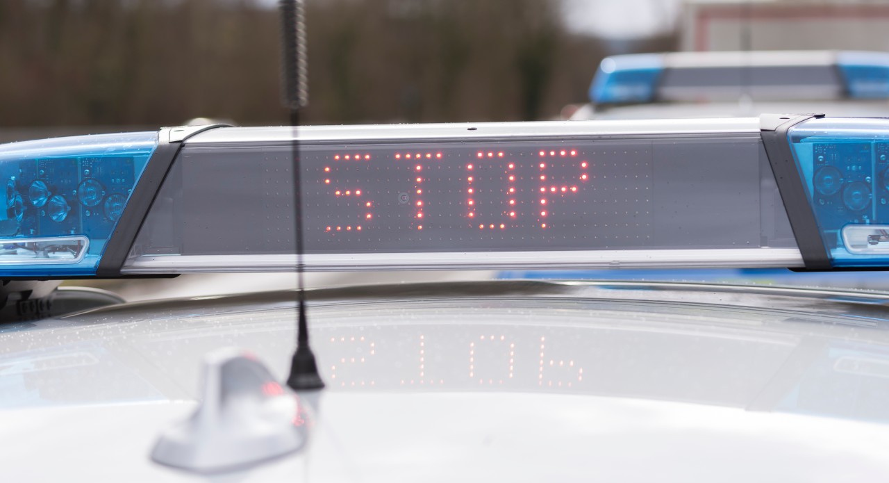 Die Polizei hat einen Autofahrer aus dem Verkehr gezogen, weil der in Schlangenlinien unterwegs war. (Symbolbild)