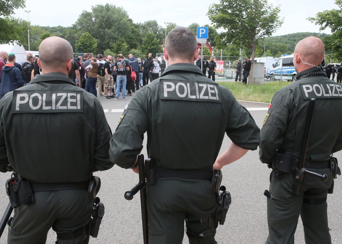 Polizei bei Rechtsrock-Konzert