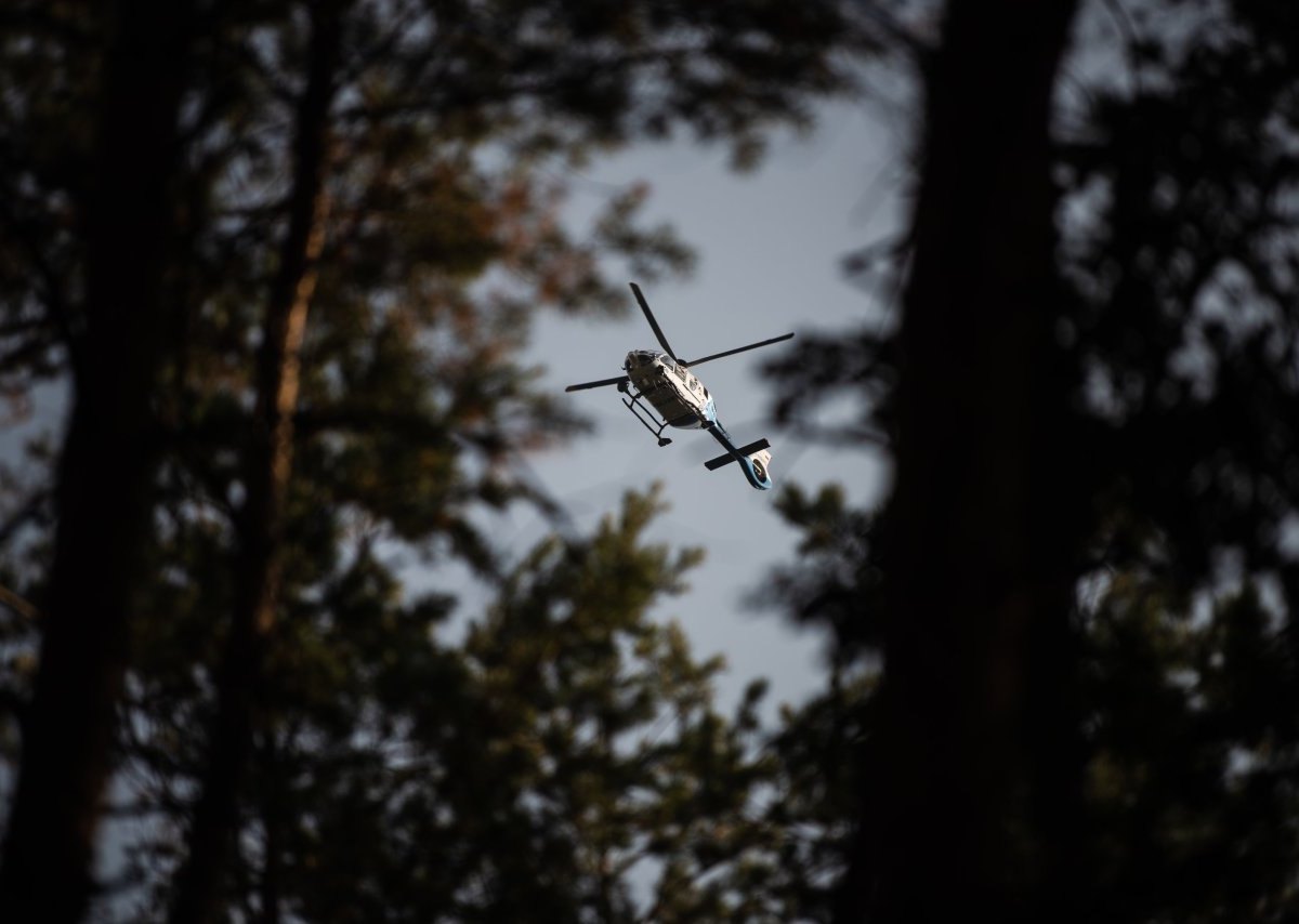 Rettungshubschrauber über Wald