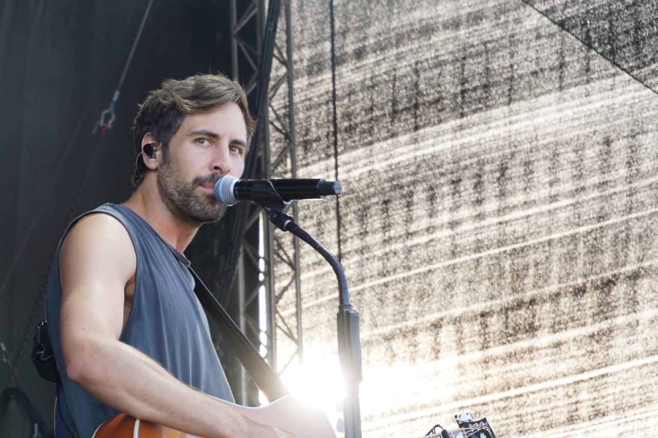 Bei „Riverboat“ zeigte Max Giesinger seinen gebrochenen Finger. Gitarre spielen klappt trotzdem. (Archivbild)