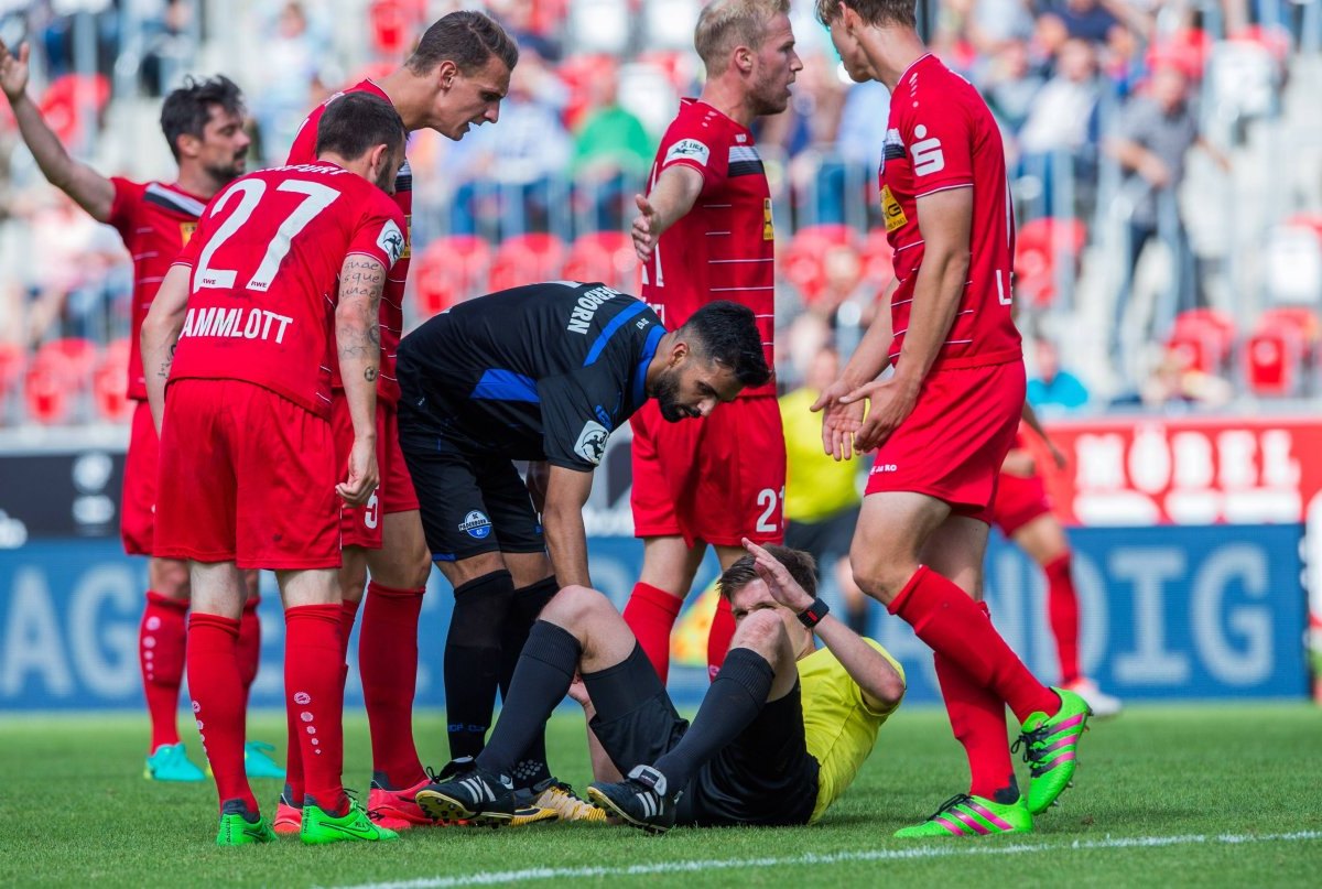 Schiedsrichter Markus Wollweber kommt bei Rot-Weiß Erfurt zu Fall