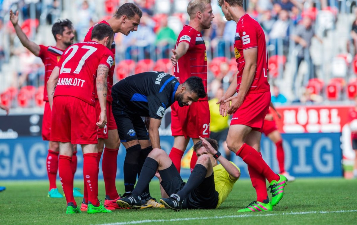 Schiedsrichter Markus Wollweber kommt bei Rot-Weiß Erfurt zu Fall