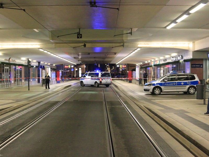 Ersten Informationen zu Folge, soll es eine Schießerei am Erfurter Hauptbahnhof gegeben haben. Die Polizei ist mit einem Großaufgebot vor Ort. Foto: Matthias Gränzdörfer