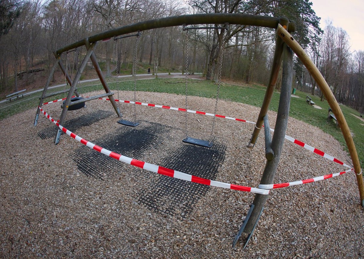 Spielplatz Absperrung.jpg