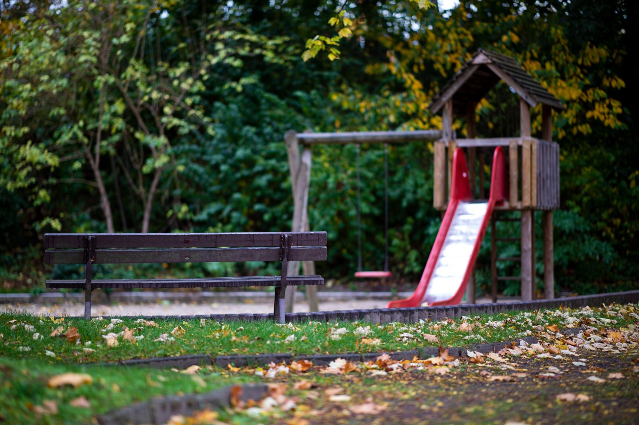 Gera: Zwei Kinder erwischten Erwachsene auf einem Spielplatz beim Geschlechtsverkehr. (Symbolbild) 