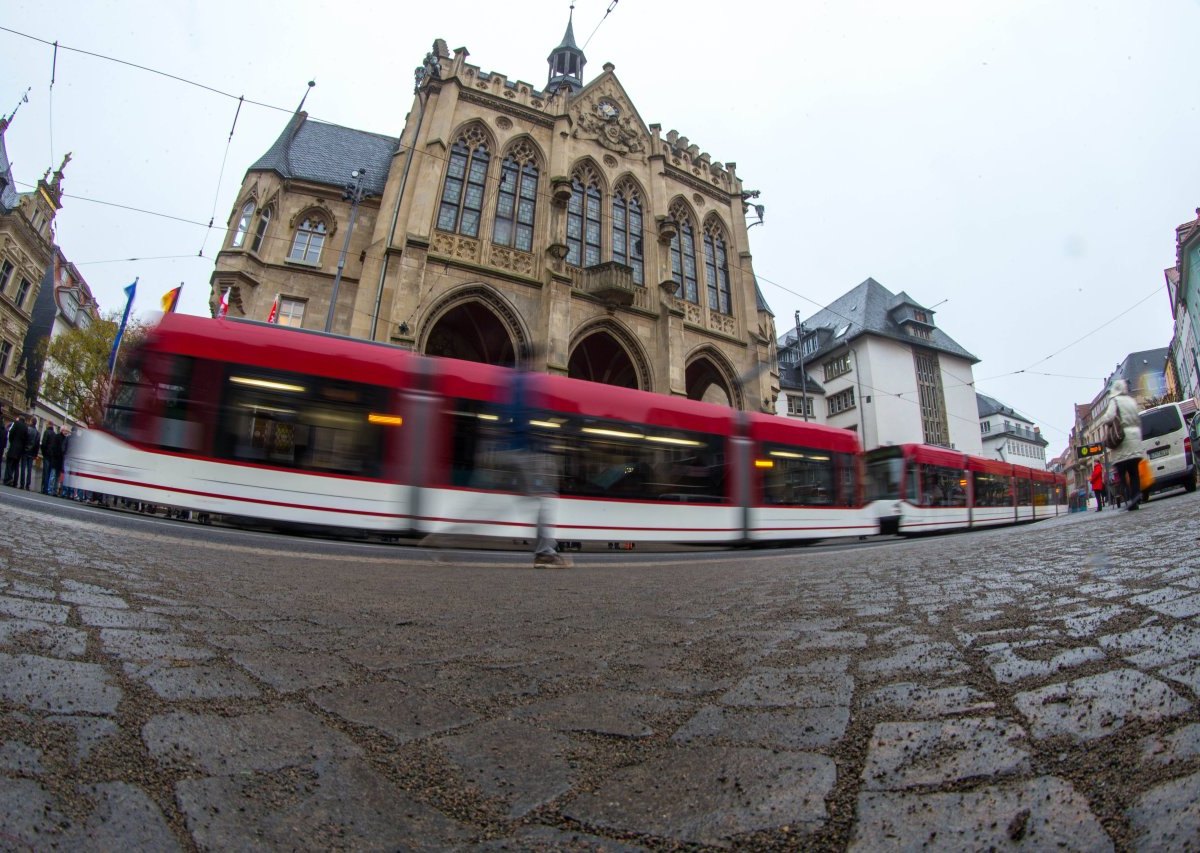 Straßenbahn auf dem Fischmarkt vor dem Rathaus in Erfurt