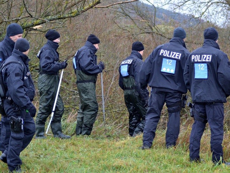 Polizisten suchen nahe der Werra bei Bad Salzungen nach einem vermissten einjährigen Jungen.