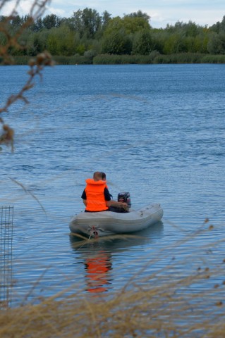 Rettungskräfte suchen den Verunglückten.