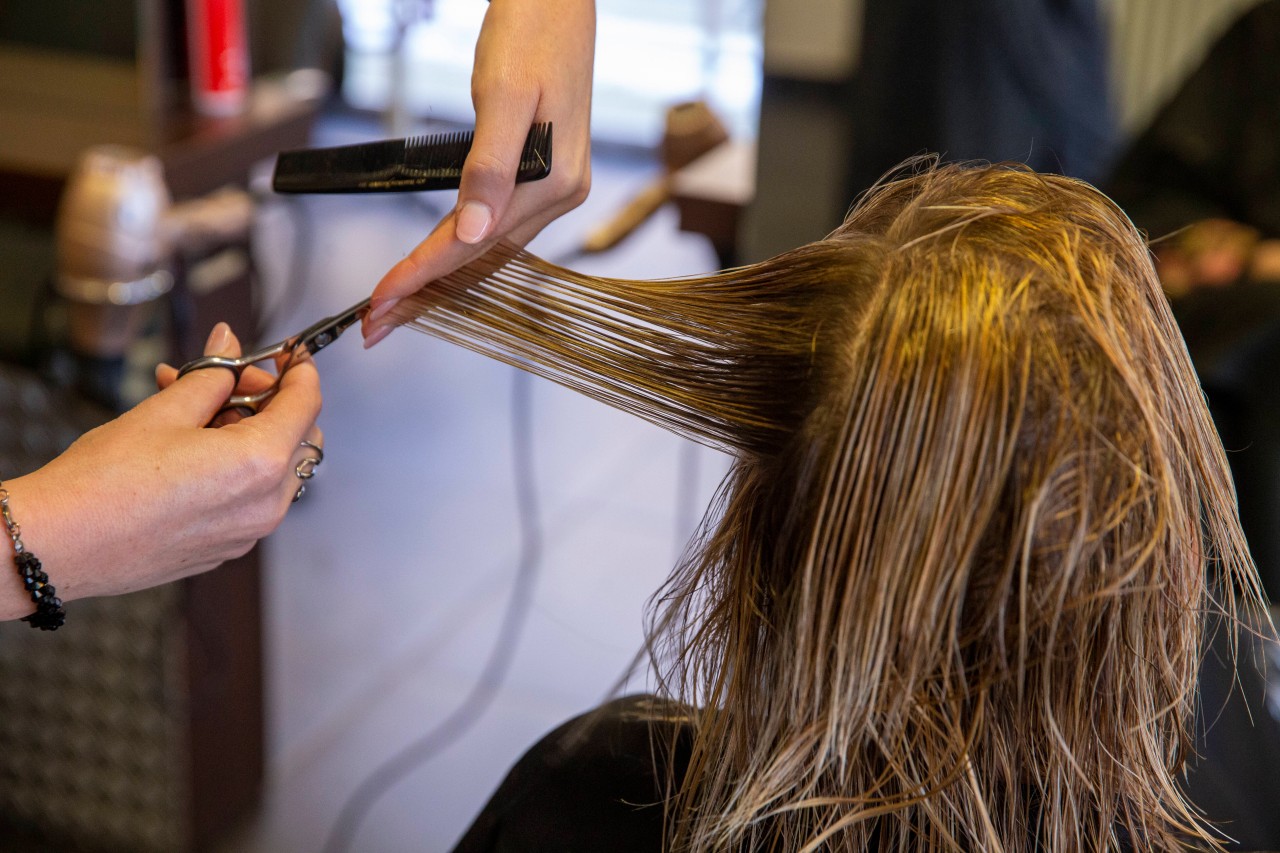 Friseure in Thüringen sehen für die Öffnung am 1. März dennoch schwarz. (Archivbild)