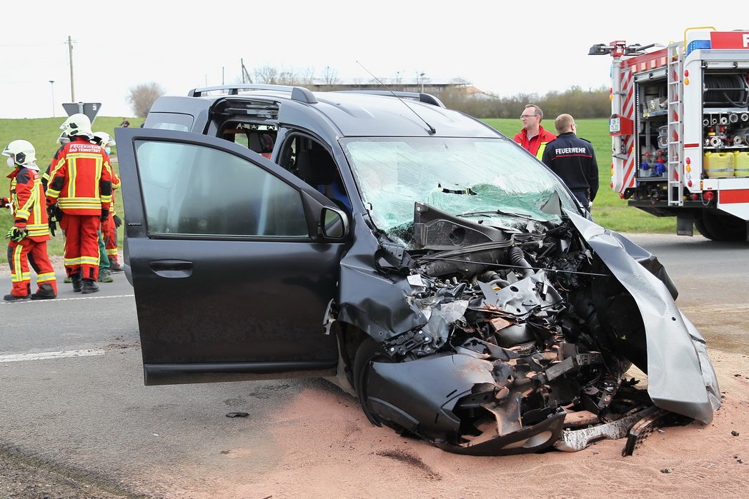 Thüringen: Auto Kracht In Gülle-Lkw – Ganze Familie Schwer Verletzt ...