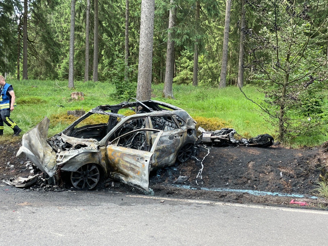 Das Auto erfasst die Motorradfahrer frontal und ging darauf in Flammen auf.