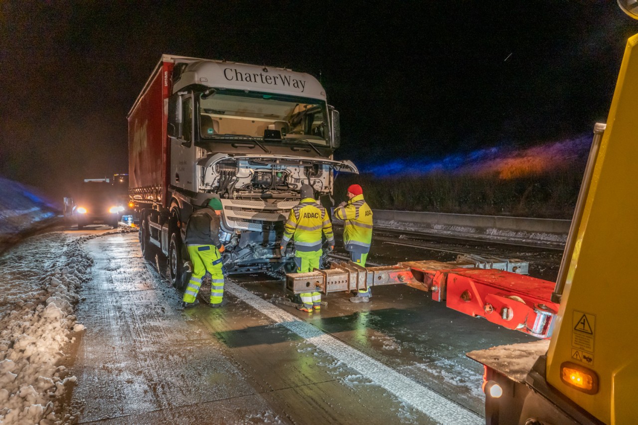 Thüringen: Ein Lkw geriet auf der A4 ins Rutschen, knallte gegen eine Leitplanke.