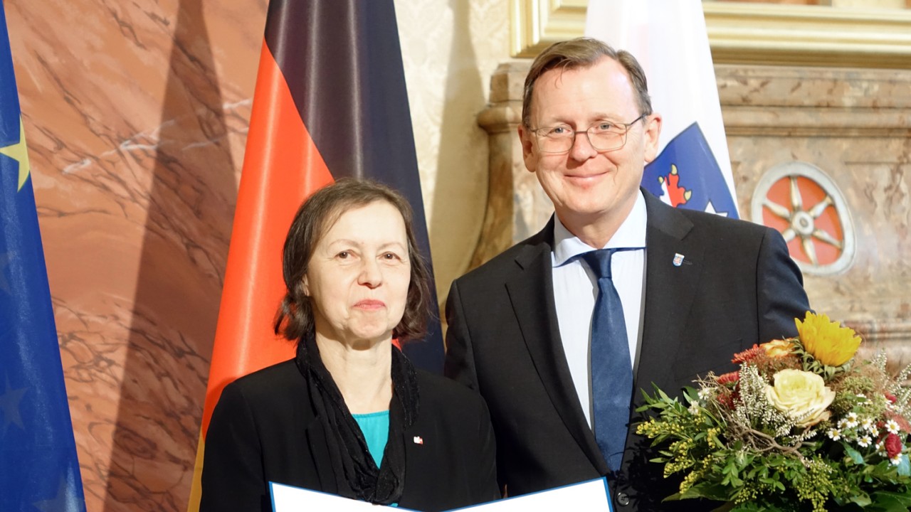 Jutta Hoschek ermutigt Gegner von Fremdenfeindlichkeit und Faschismus sich aufzulehnen.