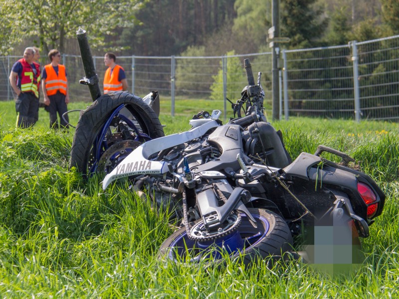 Am Sonntagmittag ist es zu einem tödlichen Unfall in Pößneck gekommen. Ein 53 Jahre alter Kradfahrer hat dabei sein Leben verloren. (Fotos: Fabian Peikow)