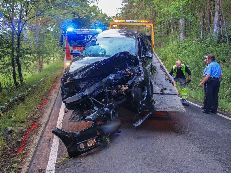 Eine 29-jährige Frau war am Dienstag (06.06.2017) gegen 19.25 Uhr mit dem Wagen ihres Freundes von Arnstadt in Richtung Crawinkel unterwegs. In einer Linkskurve musste sie dem Gegenverkehr ausweichen und krachte in einen Baum. Der entgegenkommende Fahrer fuhr weiter. (Fotos: Matthias Gränzdörfer)