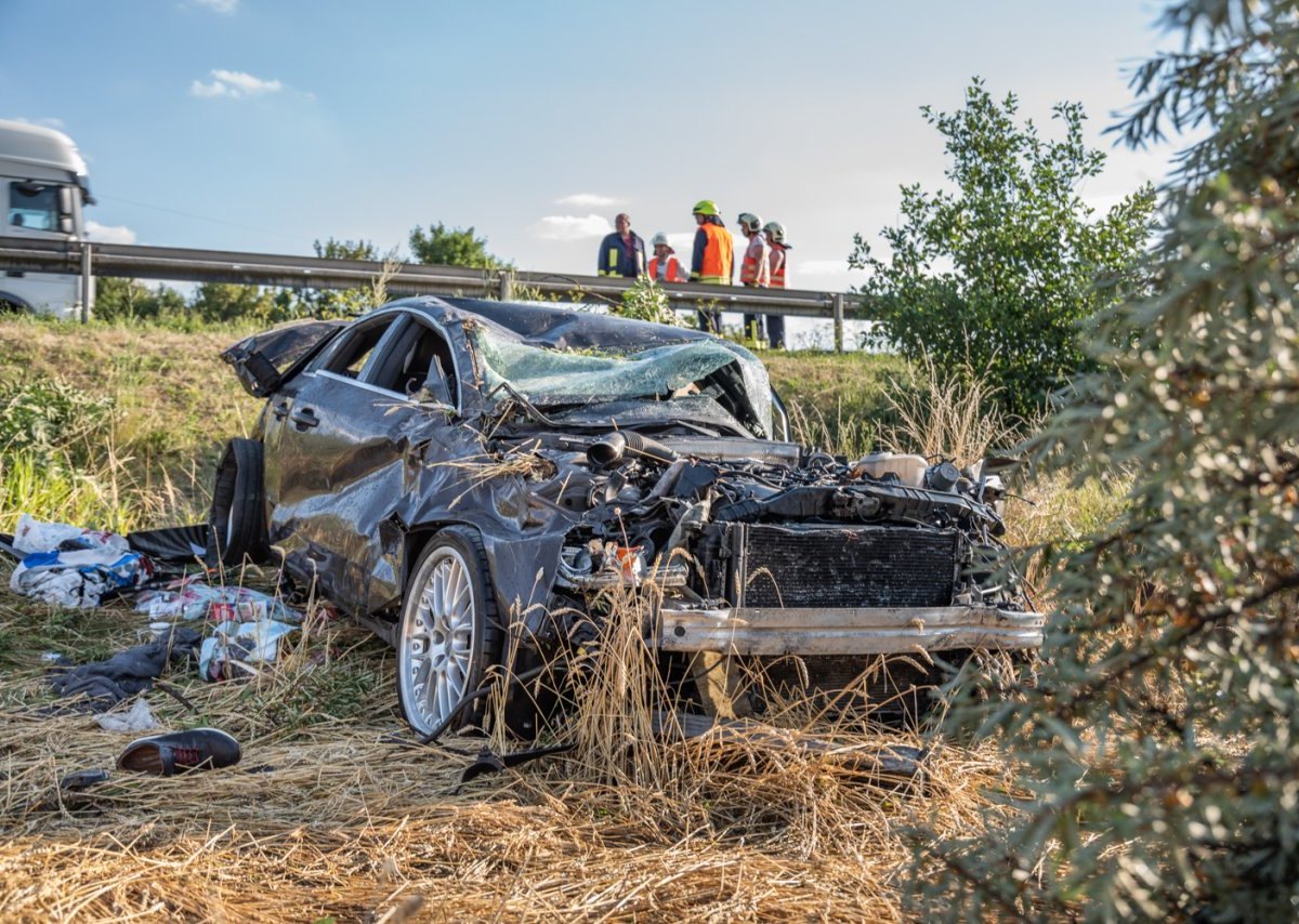 Unfall A4 Nohra Frankfurt am Main Freiwillige Feuerwehr rettet Insassen (1).jpg