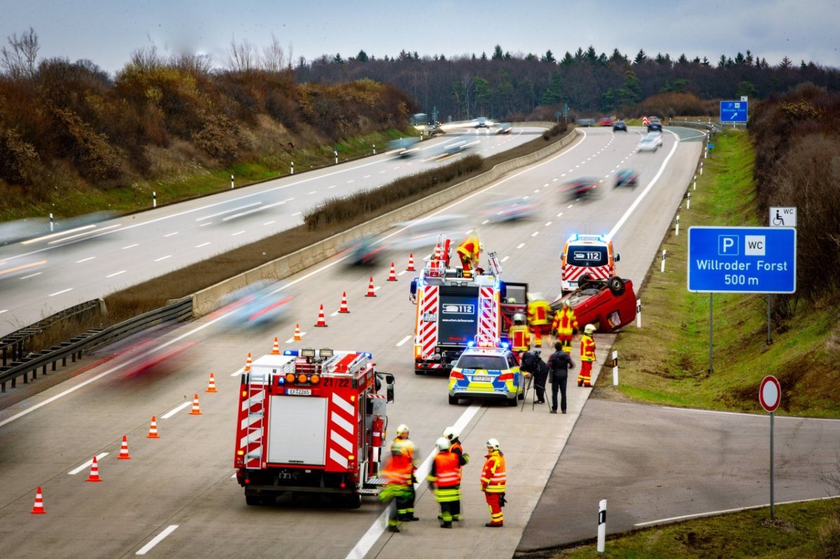 Unfall Autobahn Pkw überschlagen Dach