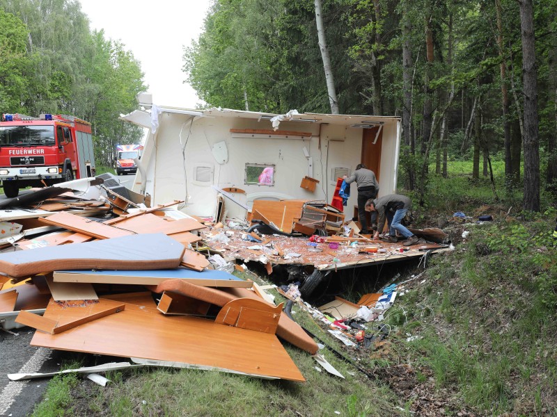 Auf einer Bundesstraße in Thüringen bei Greiz hat sich am Dienstag (28.05.2018) ein verheerender Unfall ereignet. Mindestens zwei Menschen wurden schwer verletzt. (Fotos: Bodo Schackow)