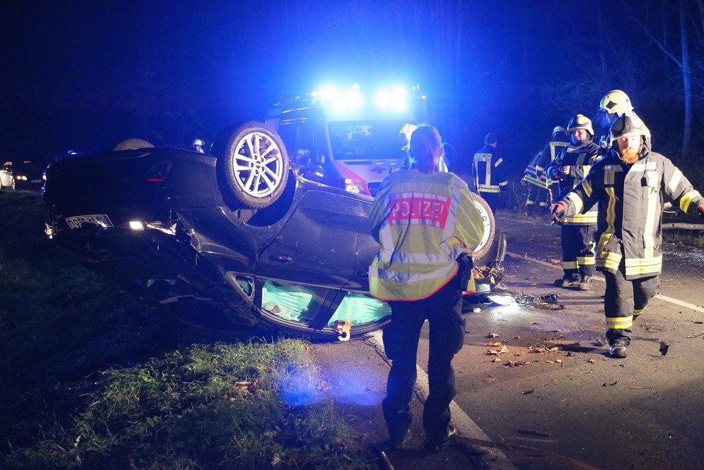 Der Fahrer wurde bei dem Unfall leicht verletzt. 